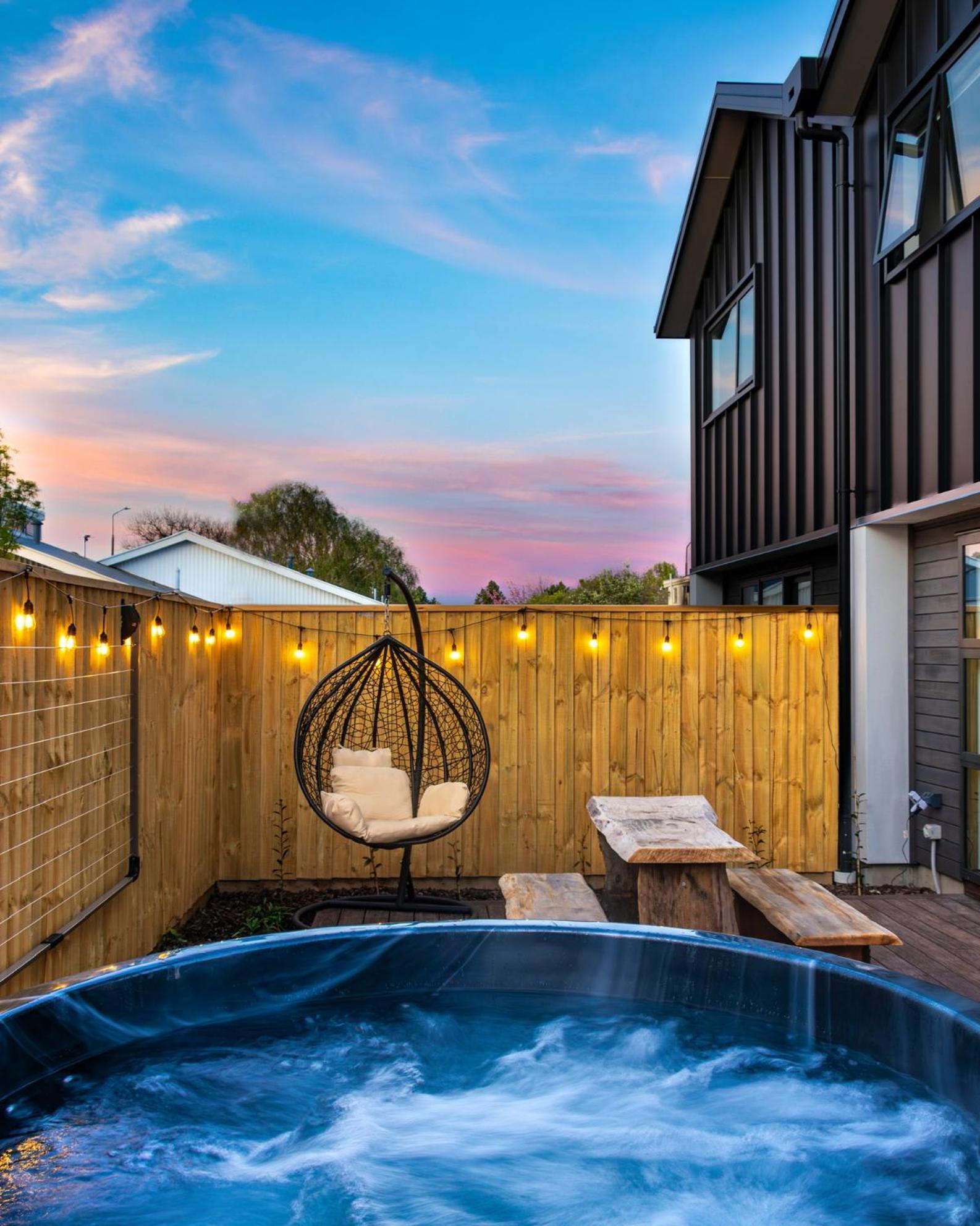 Cozy Retreat With Hot Tub Apartamento Christchurch Exterior foto
